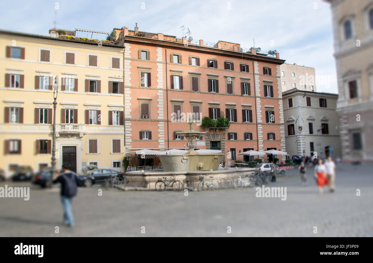 Die Twin-Brunnen auf der Piazza Farnese, Rom nur vor der Botschaft von Frankreich Stockfoto