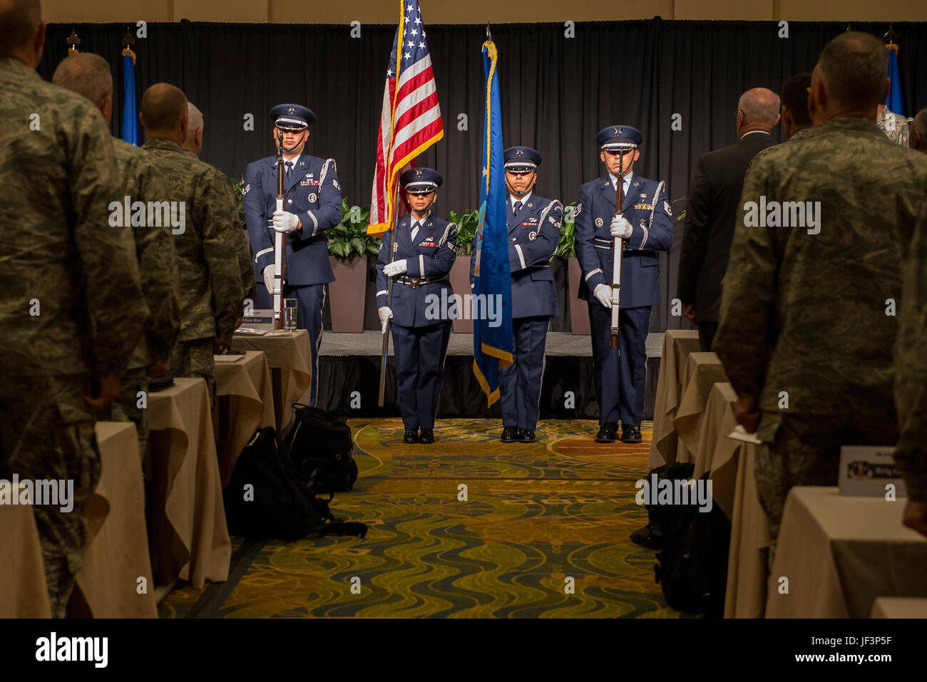 Flieger aus der 137. Special Operations Wing Ehrengarde präsentieren die Farben um 2017 Air National Guard Leadership Conference am National Center for Employee Development Conference Center, Norman, Oklahoma, 9. Mai 2017 zu öffnen. Die Führung-Konferenz, an der allgemeinen Offiziere, Adjutant Generäle, Wing Commander, Befehl Häuptlinge und Direktoren der Mitarbeiter aus über 54 US-Bundesstaaten und Territorien, konzentrierte sich auf führende, Schutz und Unterstützung der 21. Jahrhunderts Guard Flieger. (Foto: U.S. Air National Guard Senior Master Sergeant Andrew M. LaMoreaux) Stockfoto