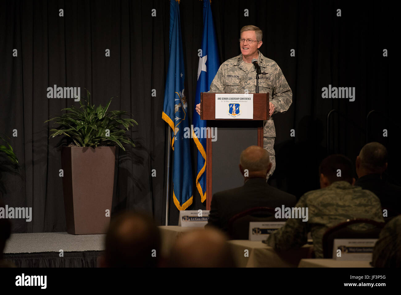 Generalmajor Gregory L. Ferguson, der Air National Guard-Assistent, der Kommandant, Air Force Special Operations Command, begrüßt die Teilnehmer der 2017 Air National Guard Leadership Conference am National Center for Employee Development Conference Center, Norman, Oklahoma, 9. Mai 2017. Die Führung-Konferenz, an der allgemeinen Offiziere, Adjutant Generäle, Wing Commander, Befehl Häuptlinge und Direktoren der Mitarbeiter aus über 54 US-Bundesstaaten und Territorien, konzentrierte sich auf führende, Schutz und Unterstützung der 21. Jahrhunderts Guard Flieger. (U.S. Air National Guard Foto: Senior Master Sergeant Andr Stockfoto