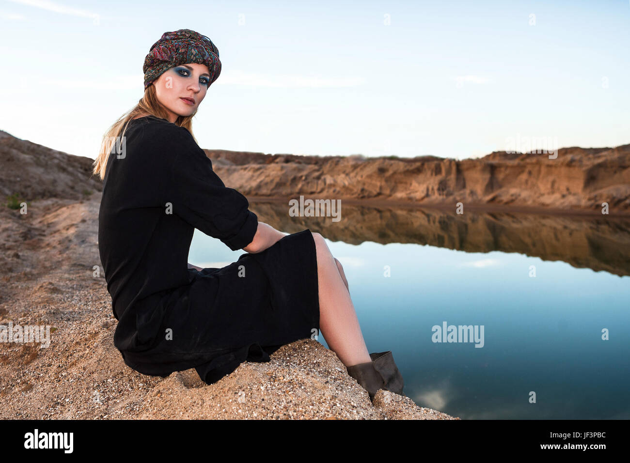 Mädchen an einem Ufer der Oase in der Wüste Stockfoto