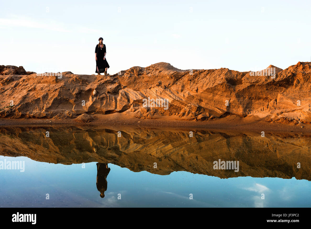 Reflexion eines Mädchens in Oase in der Wüste Stockfoto