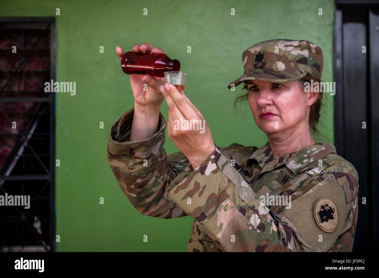 US Armee-Oberstleutnant Rhonda Dyer, Joint Task Force - Bravo, Maßnahmen Medikamente für eine lokale honduranischen Kind während heraus auf einer Community Health Nurse-Mission in Comayagua, Honduras, 10. Mai 2017 Entwurmung. Die CHM ist eine wöchentliche Partnerschaft mit dem Personal in Jose Ochoa Public Health Clinic, Verwaltung Impfstoffe, Vitamine, Medikamente und andere medizinische Versorgung über 180 Honduraner in der Umgebung von Comayagua am 10. Mai 2017 Entwurmung.  (U.S. Air National Guard Foto von Master Sergeant Scott Thompson/freigegeben) Stockfoto