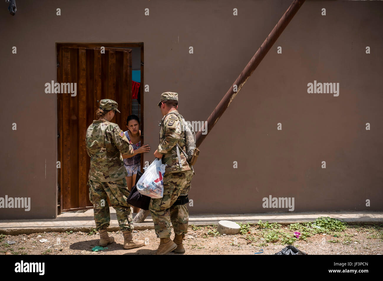 US Armee-Oberstleutnant Rhonda Dyer und US Army Spc. Jeriel Hernandez, Joint Task Force - Bravo, behandeln hilft lokalen Honduraner während heraus auf einer Community Health Nurse-Mission in Comayagua, Honduras, 10. Mai 2017. Die CHM ist eine wöchentliche Partnerschaft mit dem Personal in Jose Ochoa Public Health Clinic, Verwaltung Impfstoffe, Vitamine, Medikamente und andere medizinische Versorgung über 180 Honduraner in der Umgebung von Comayagua am 10. Mai 2017 Entwurmung.  (U.S. Air National Guard Foto von Master Sergeant Scott Thompson/freigegeben) Stockfoto