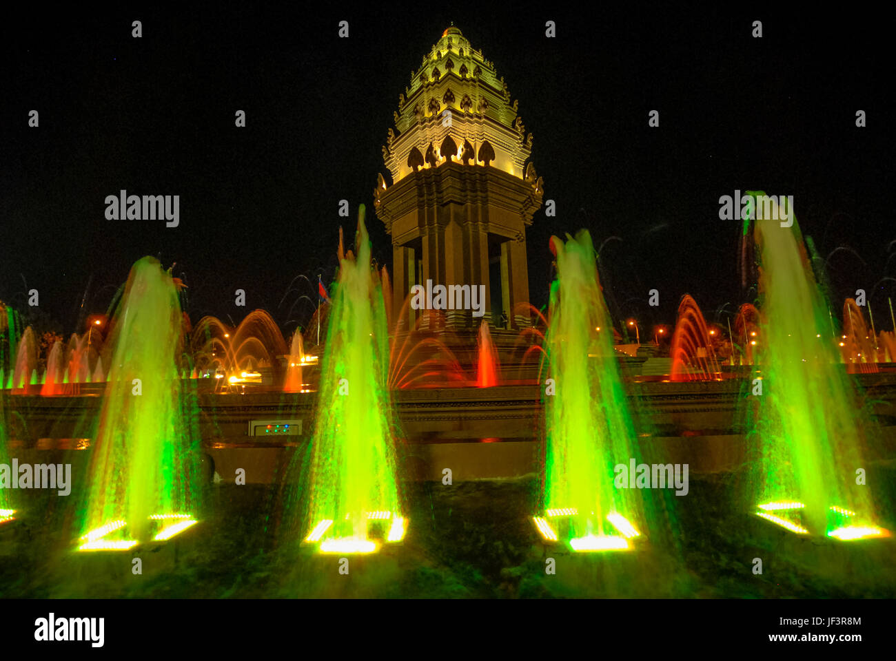 farbige Brunnen am Denkmal im Zentrum von Phnom Penh, Kambodscha Stockfoto