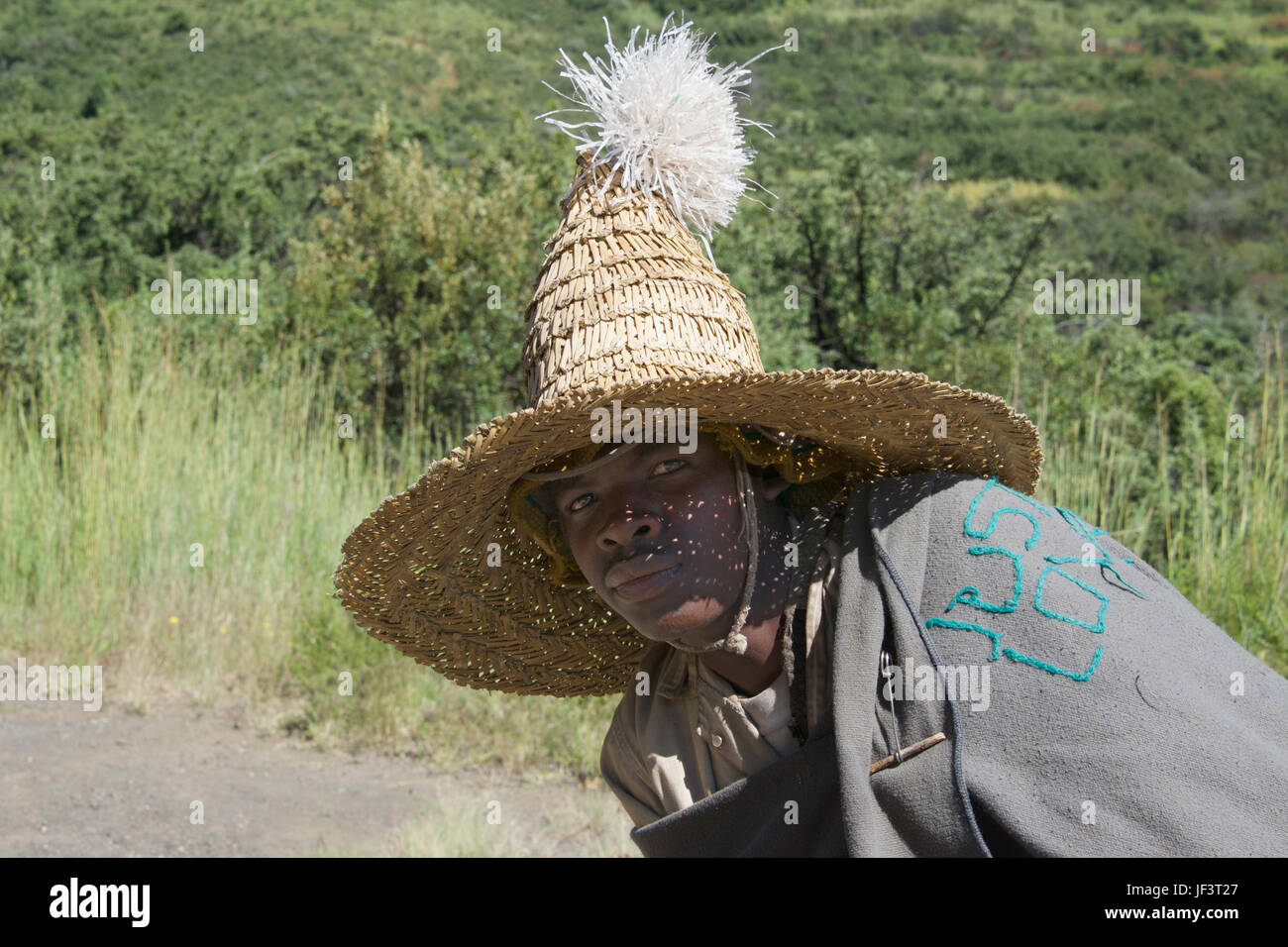 Close-up hat eine gekleidet in traditioneller Kleidung und tragen ein Basuto Hotse River Valley Leribe Bezirk Lesotho Südliches Afrika Stockfoto