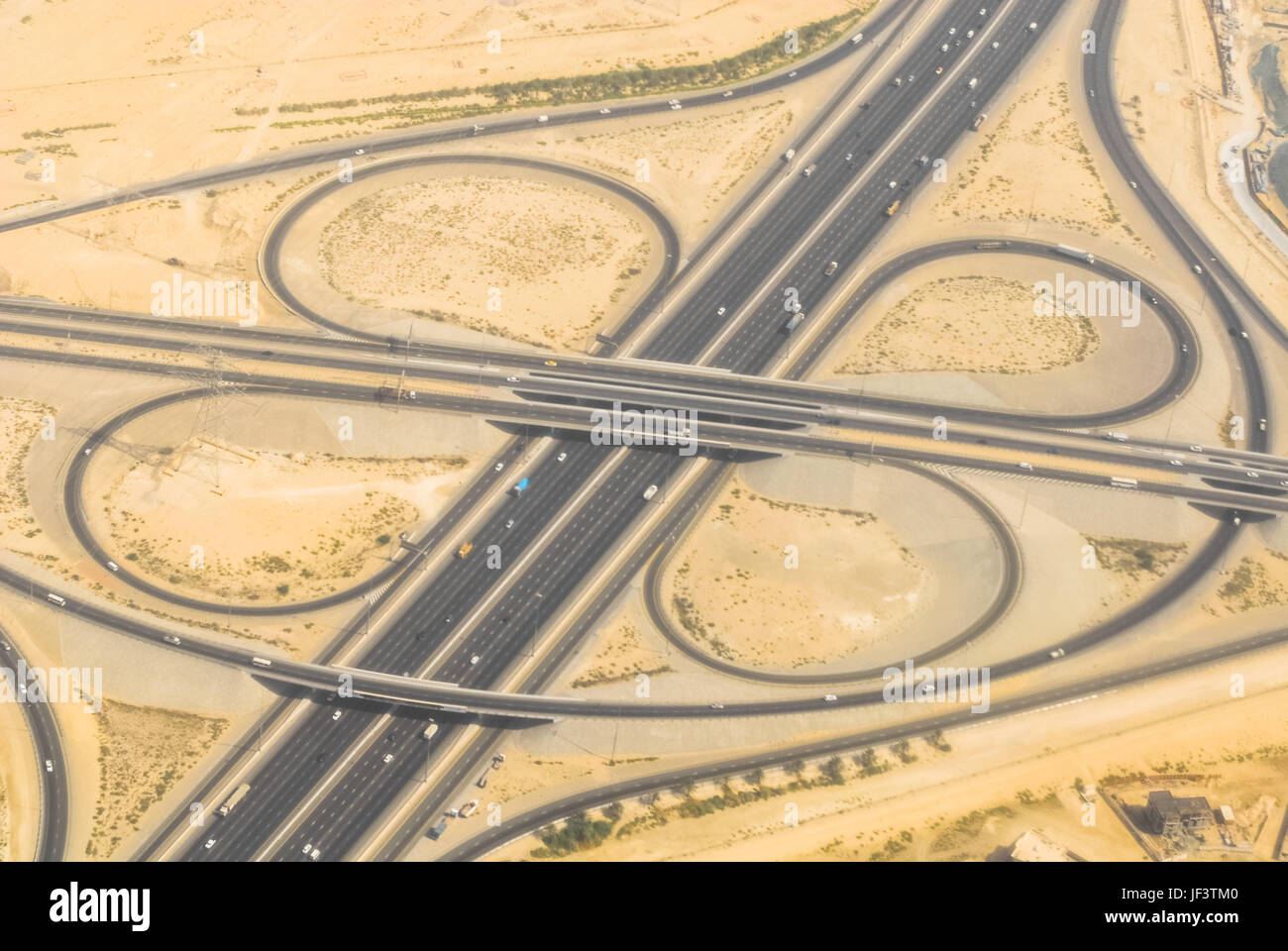 Luftaufnahme von Kleeblatt in Wüste in der Nähe von Dubai, vae Stockfoto