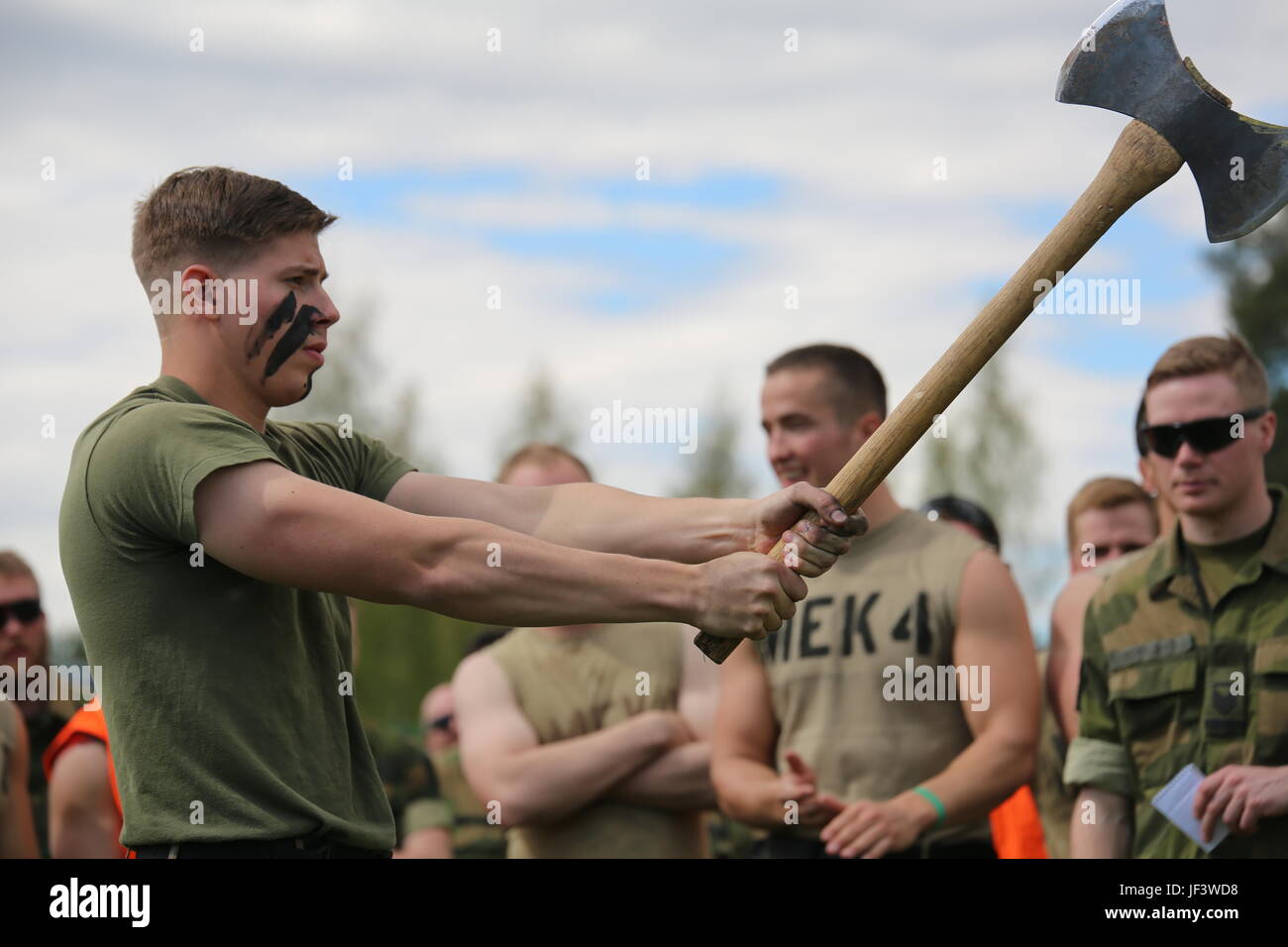 US Marine CPL. Luc LaChance, Infanterist mit Marine Rotations Kraft Europe 17.1, wirft eine Axt während der Viking Challenge, Mai 24 um Rena Leir, Norwegen. Die Marines wurden eingeladen, nach der Arbeit mit dem Bataillon während der Übung Joint Viking im Februar 2017 teilzunehmen. Das norwegische Telemark Bataillon Gastgeber der jährlichen Spiele für prahlen seine Elitekrieger. Die Veranstaltung unterstrich die positive Beziehungen, die Marines als die erste Marine-Drehung seiner Art mit norwegischen Soldaten seit ihrer Ankunft in Norwegen gebaut haben. (Foto von Staff Sgt Michele Hunt U.S. Marine Corps) Stockfoto