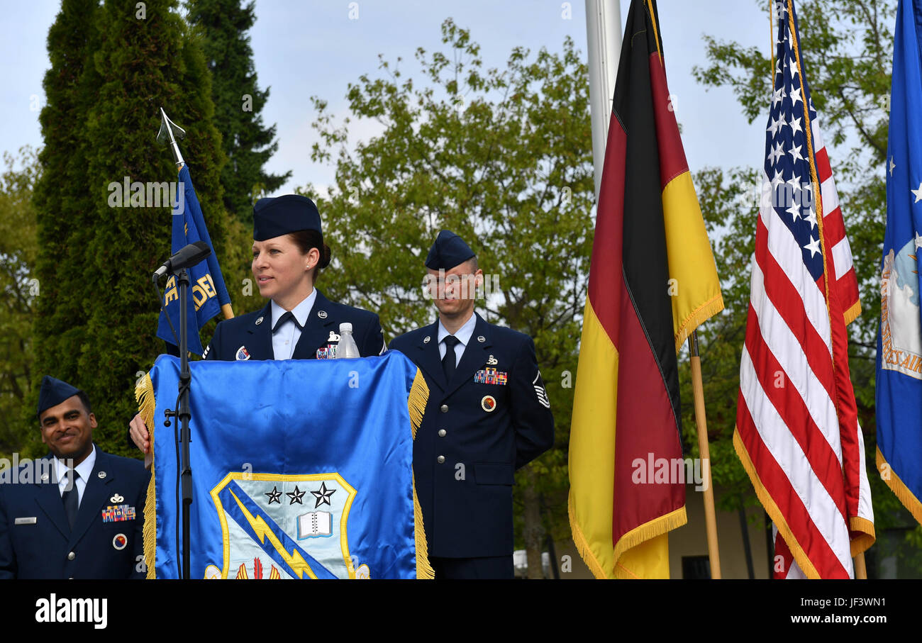 US Air Force Chief Master Sgt. Kathi Glascock, Kisling Unteroffizier Akademie Kommandant, spricht im Rahmen der Akademie Change of Responsibility Zeremonie auf Kapaun Air Station, Deutschland, 25. Mai 2017. Glascock übernahm der Akademie von US Air Force Chief Master Sgt. Tamar Dennis, ausgehende Kisling NCOA Kommandant. Während der Zeremonie übergeben Dennis Kisling NCOA Guidon an der Vorsitzende Offizier, der es dann an Glascock, übergeben als Symbol für den Wechsel der Führung. (Foto: Senior Airman Tryphena Mayhugh US Air Force) Stockfoto