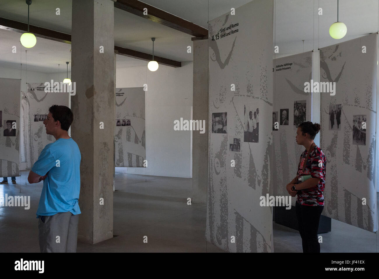 03.06.2017, Dachau, Bayern, Deutschland, Europa - Besucher in das Museum der Gedenkstätte des Konzentrationslagers Dachau. Stockfoto
