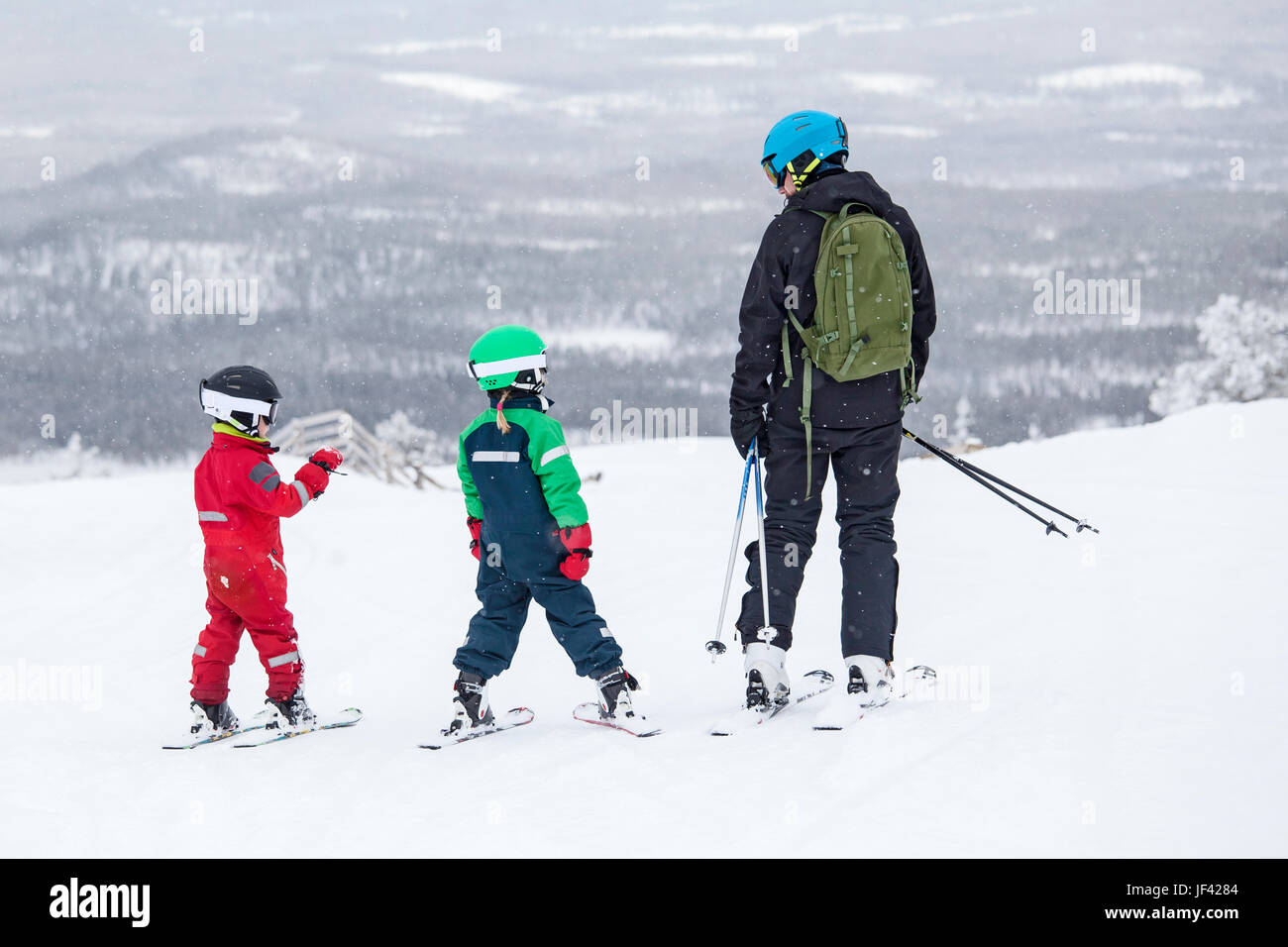 Vater mit Kindern Skifahren Stockfoto