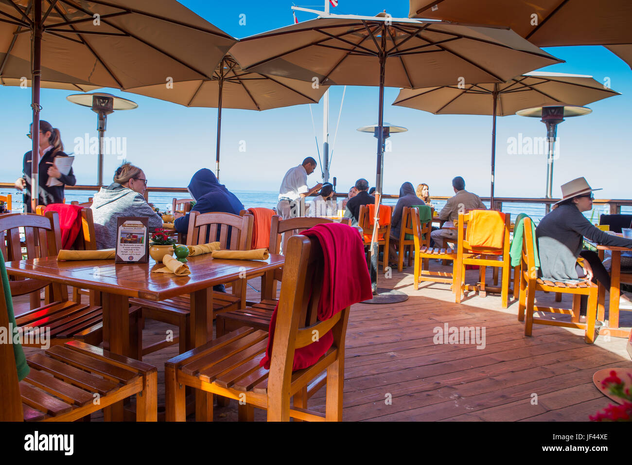 American Diner, Essen im Freien im Beachcomber Restaurant an der Crystal Cove State Park Kalifornien USA Stockfoto