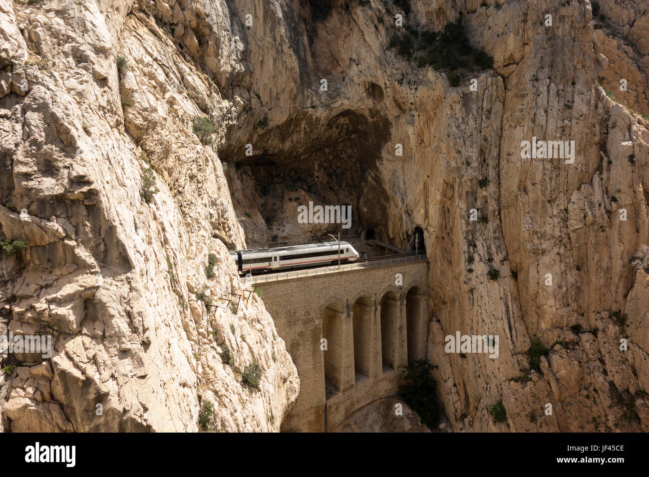 Die spanischen Caminito del Rey Touristenattraktion, Provinz Malaga mit hoher Steg um eine Schlucht mit Rio Guadalhorce durchzogen. Stockfoto