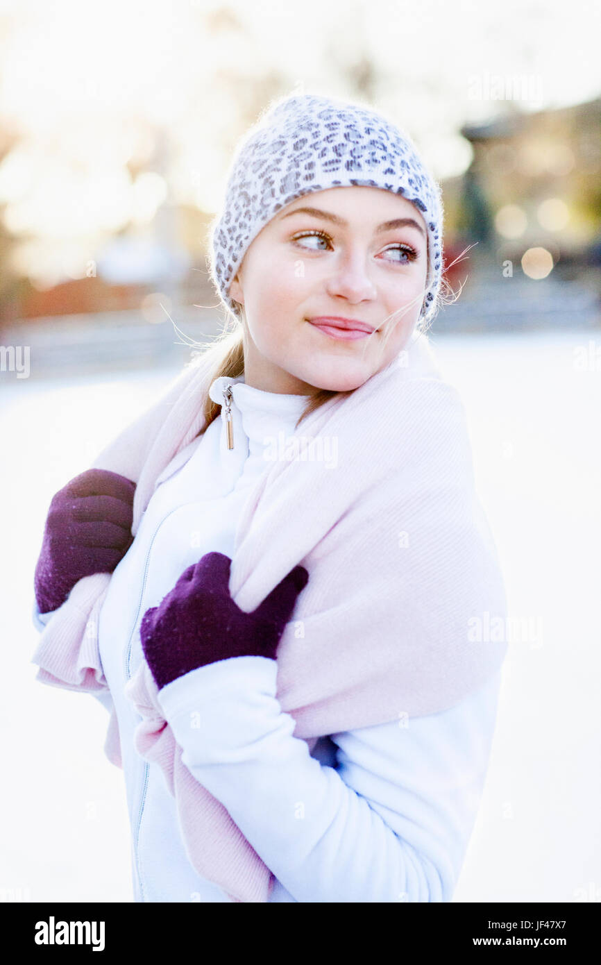Lächelnde Frau auf Eisbahn Stockfoto