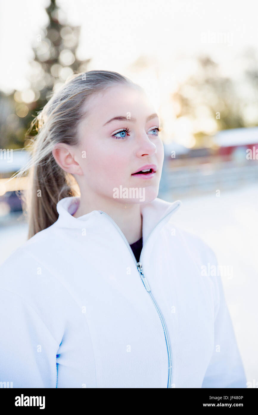 Junge Frau auf Eisbahn Stockfoto