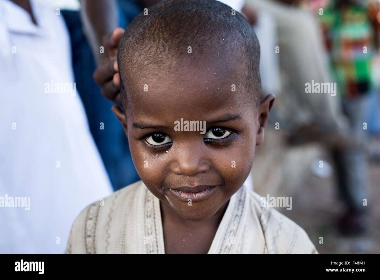 Porträt eines jungen Kindes der Swahili mit Kohl auf ihre Augen, Lamu, Kenia Stockfoto