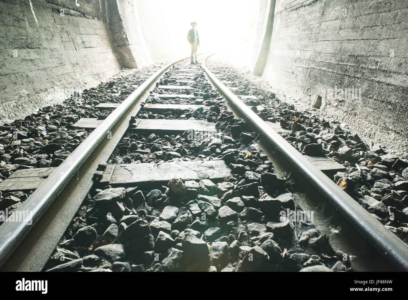 Kind wandern im Eisenbahntunnel Stockfoto