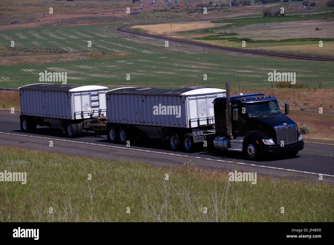 Schwarz Peterbilt / Doppel Korn Anhänger Stockfoto