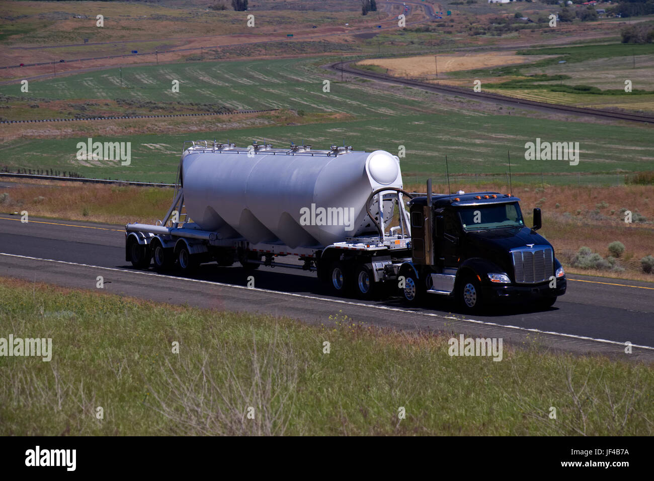 Schwarz Peterbilt / Tanker Trailer Stockfoto