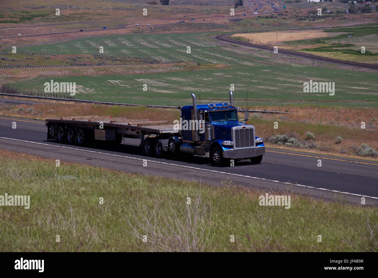 Klassische Peterbilt blau / Empty Flachbett Stockfoto