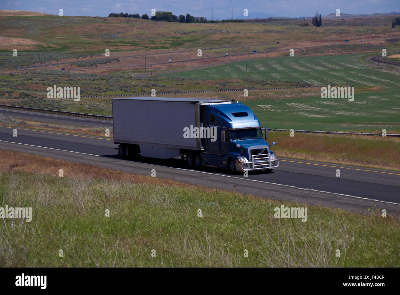 Volvo blau / weiß unmarkierte Trailer / ländliche Oregon, USA Stockfoto