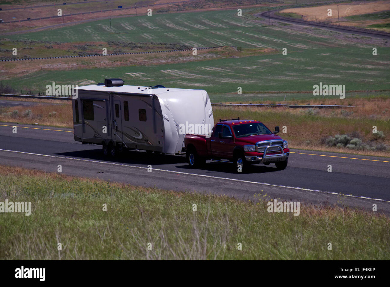 Dodge Pickup Truck Camper schleppen Stockfoto