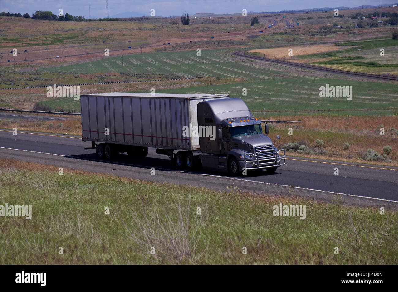 Graue semi-LKW / weiße unmarkierte Trailer Stockfoto