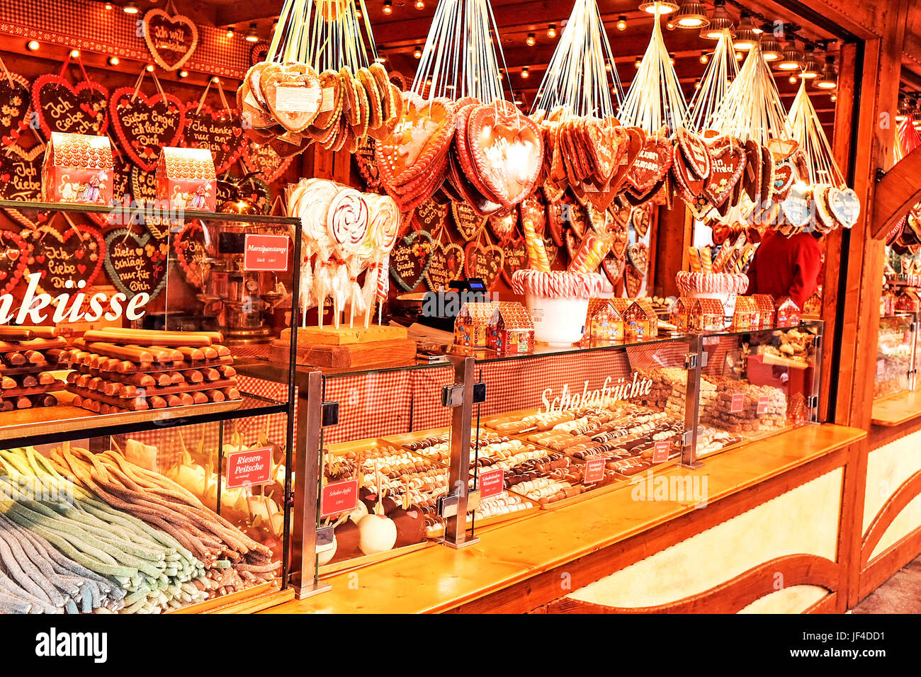 Süßwaren-Stand auf dem Weihnachtsmarkt im Stadtteil Alexanderplatz Berlin, Deutschland Stockfoto