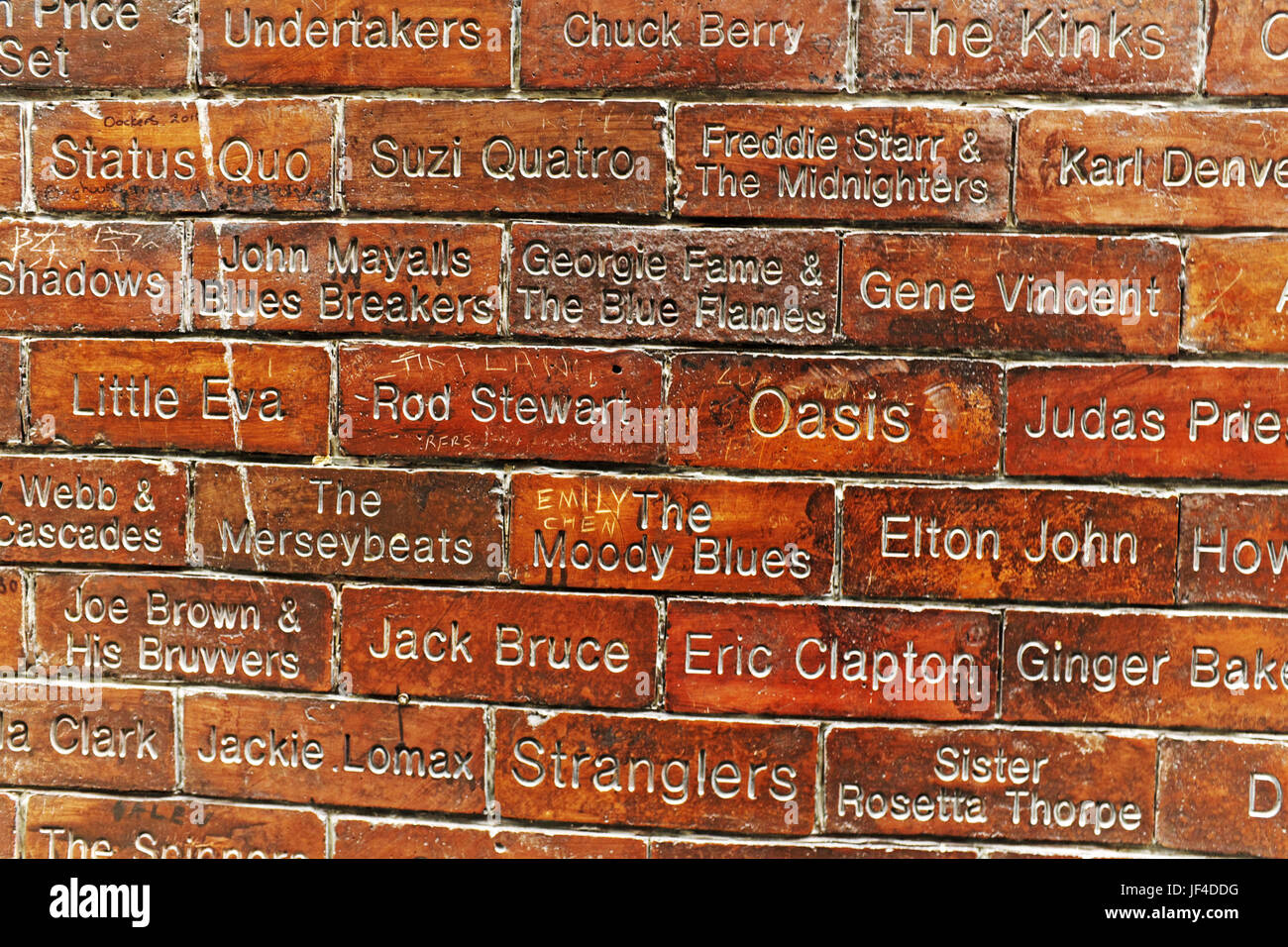 Mauer aus Ziegeln mit gravierten Musiker Namen auf der Außenseite des berüchtigten Cavern Club in Liverpool, England, zeigt wer innen durchgeführt. Stockfoto