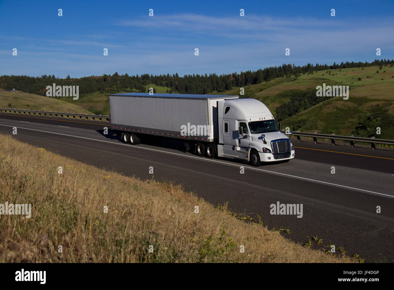 Freightliner Cascadia weiß / weiß unmarkierte Trailer Stockfoto