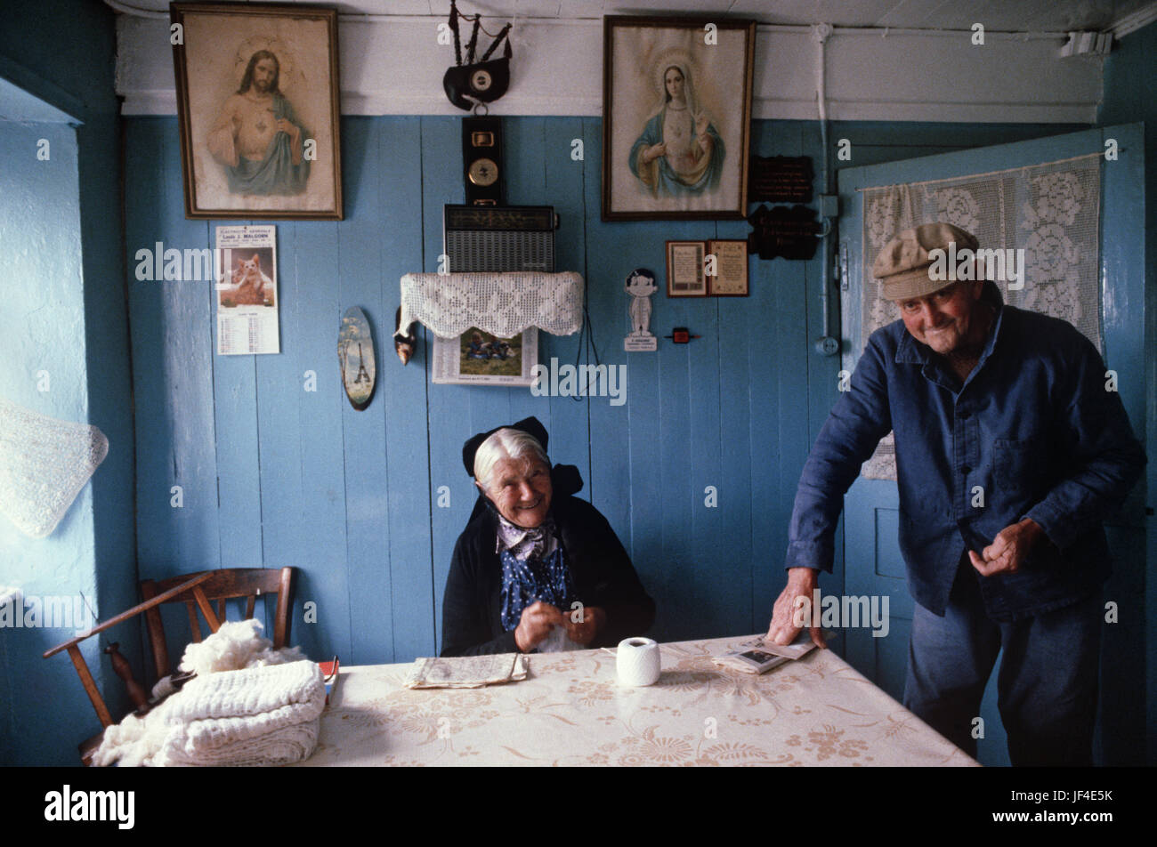 Alten bretonischen paar in Arbeitskleidung in traditionellen Haus auf der Insel Ouessant, Bretagne, Frankreich Stockfoto