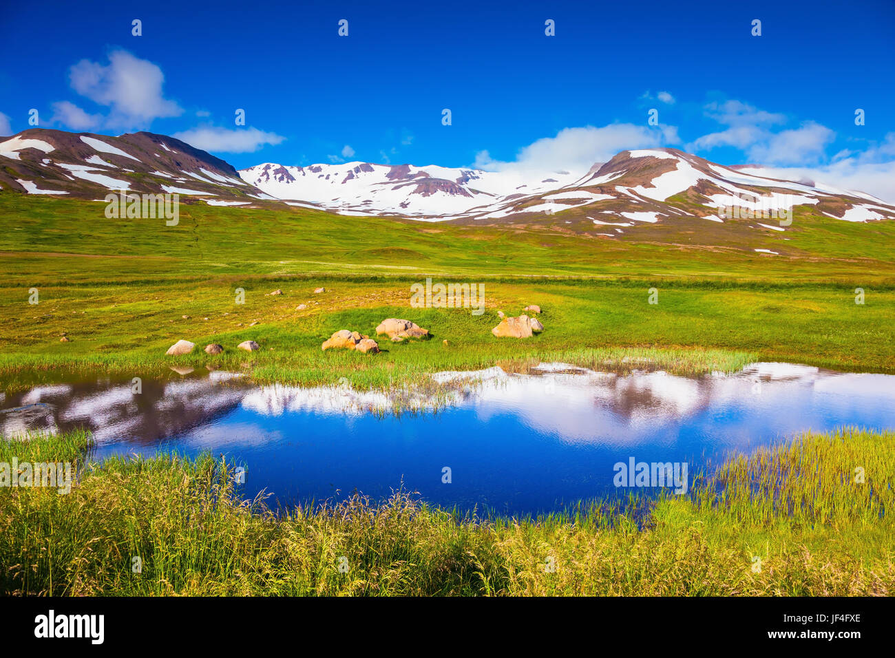 Die Hügel sind im See spiegeln Stockfoto