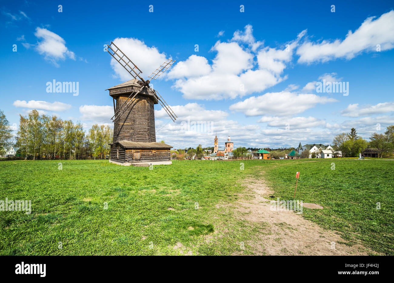 Alte Windmühle aus Holz in Wladimir, Russland Stockfoto