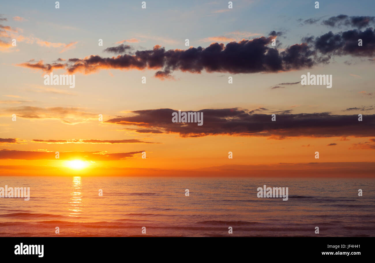 Sonnenuntergang am Meer im Sommer Stockfoto