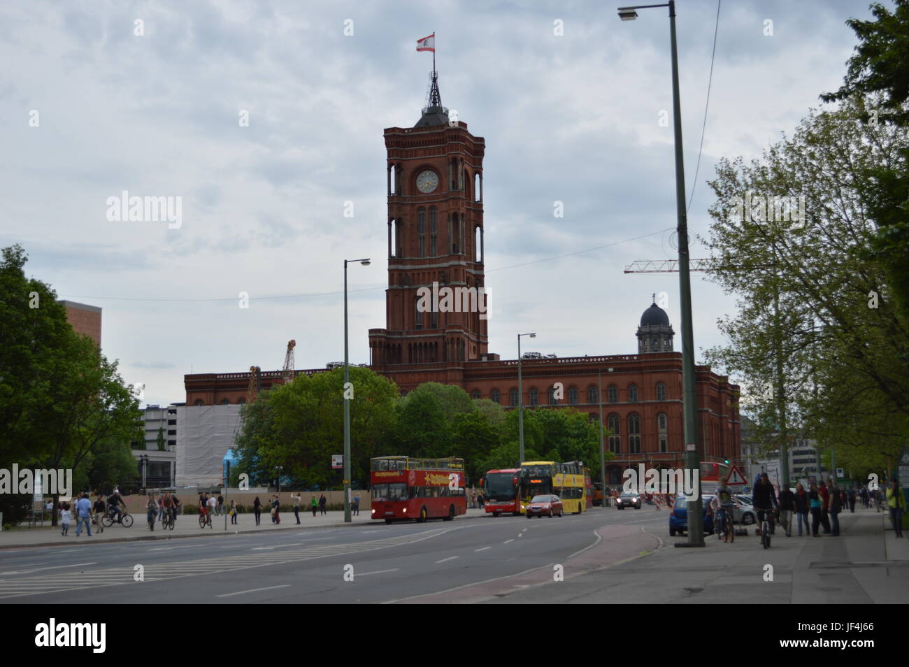 Stop-Schild in Mysore in Kannada und Englisch geschrieben Stockfoto