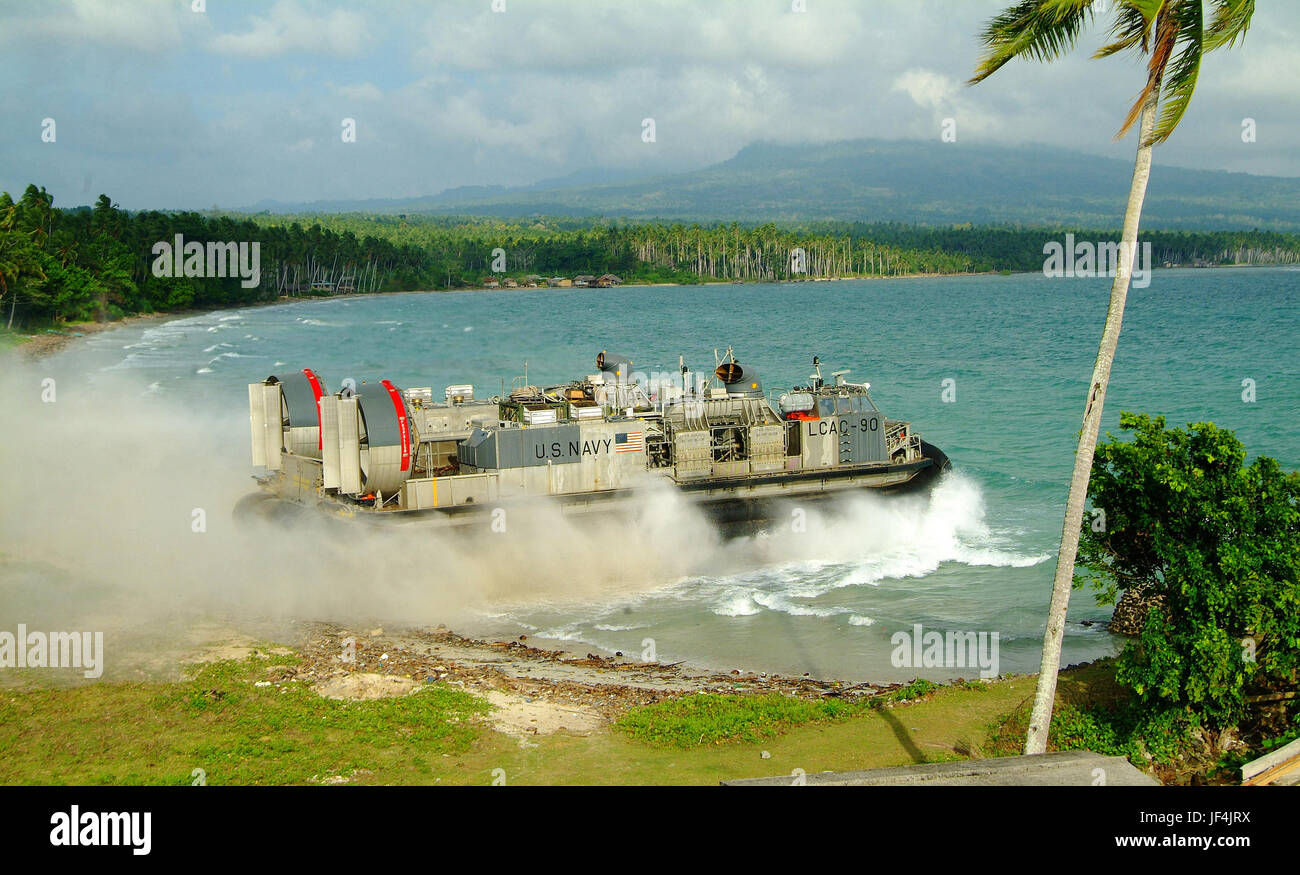 Ein Navy Landungsboote Luftkissen - STERNS-betritt die Brandung von der Insel Jolo auf den Philippinen. DoD-Foto von Petty Officer 2. Klasse Brian P. Biller, US Navy Stockfoto