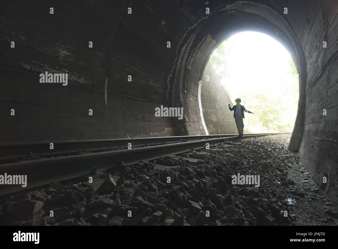 Kind wandern im Eisenbahntunnel Stockfoto