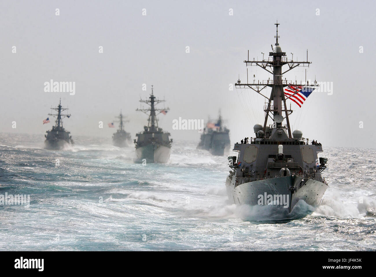 Der Lenkwaffenzerstörer USS Porter (DDG-78) führt die Lenkflugkörper Zerstörer USS McFaul (DDG-74), USS Arleigh Burke (DDG-51) und USS Cole (DDG-67) und die Lenkflugkörper Kreuzer USS Cape St. George (CG-71) und USS Anzio (CG-68) in den Atlantischen Ozean. DoD-Foto von Lt. j.g. Caleb Swigart, US Navy Stockfoto