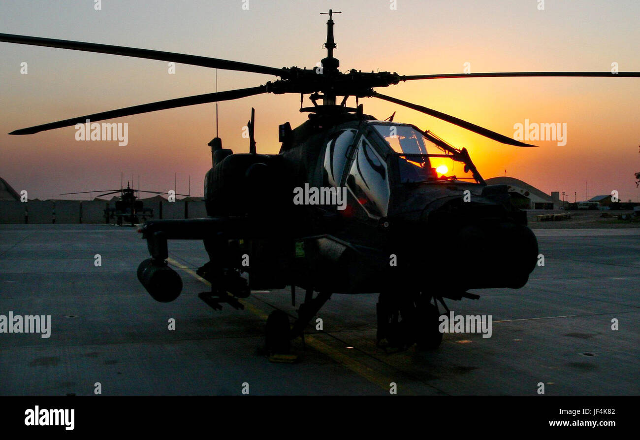 Armee zu fliegen! Foto von Captain Randall Stillinger 9. Januar 2007 ein AH-64 Apache ist bereit für eine weitere Mission.  Verwandt: Fliegen Sie Armee! Stockfoto