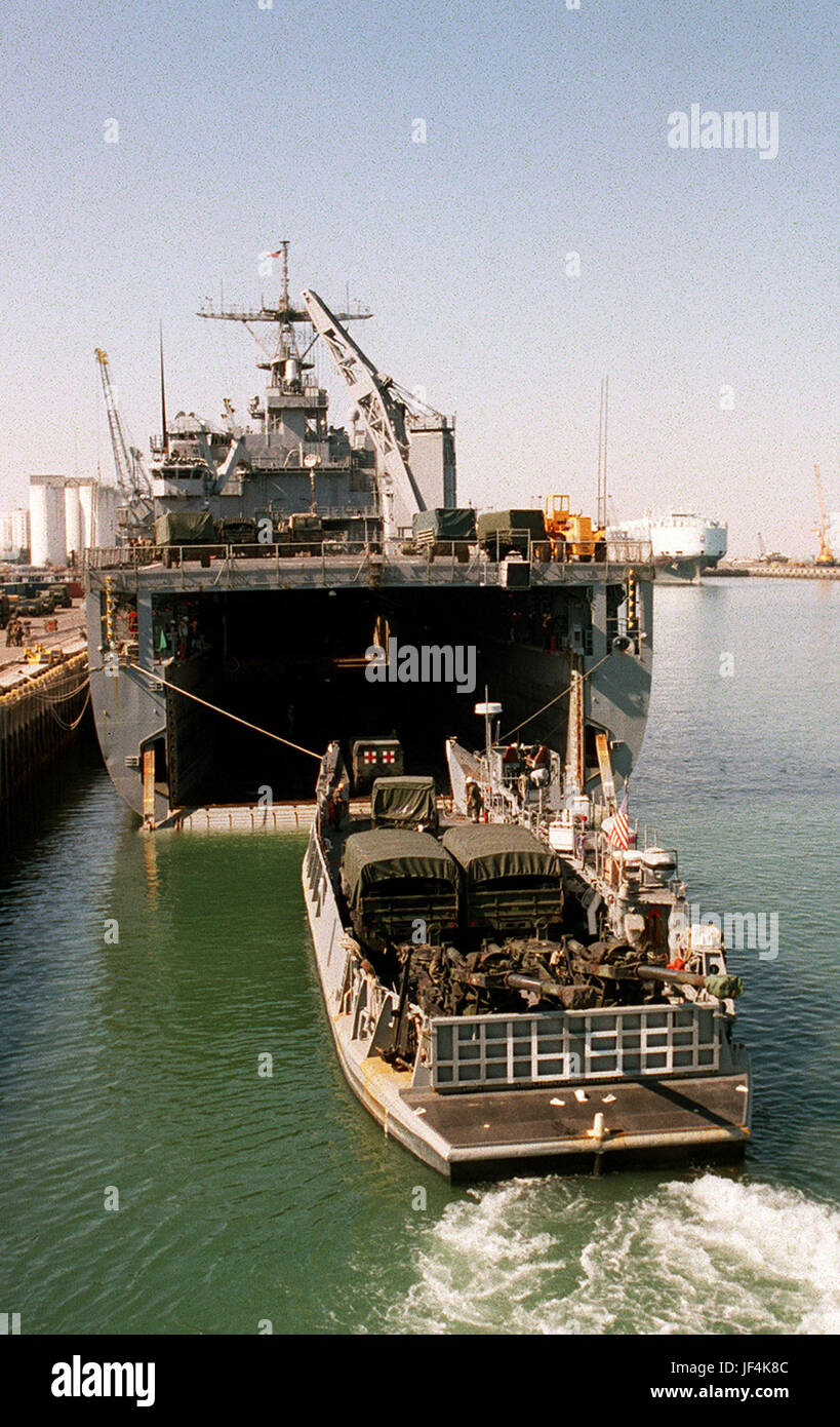 980303-N-1055H-001 eine U.S. Marine Corps Krankenwagen fährt aus dem Deck der ein US-Navy Landing Craft, Utility in der Brunnen-Deck der USS Ashland (LSD-48) als das Schiff neben dem Pier in Kuwait-Stadt, Kuwait, 3. März 1998 sitzt.  Die Ashland lädt Geräte als Teil der einen Kraft-Augmentation in Südwestasien.  Die Ashland ist Gridley in Little Creek, VA.  DoD-Foto von Chief Petty Officer Alexander C. Hicks Jr., US Navy. Stockfoto