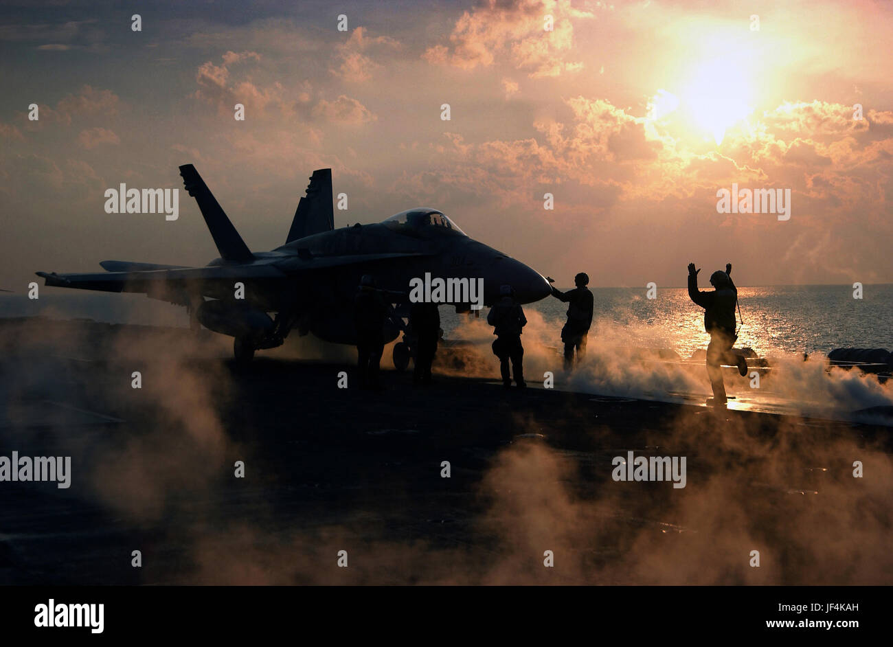 Ein US-Navy Flight Deck Handler führt eine F/A-18 Hornet Flugzeuge in Position für einen Katapultstart aus dem Flugzeugträger USS Theodore Roosevelt (CVN-71) in den Persischen Golf. Roosevelt und seine eingeschifften Carrier Air Wing 8 führen maritime Sicherheitsoperationen im Persischen Golf. Die Hornet ist Strike Fighter Squadron 15 der Naval Air Station Oceana, VA. DoD Foto von Airman Apprentice Nathan Laird, US Navy beigefügt. Stockfoto