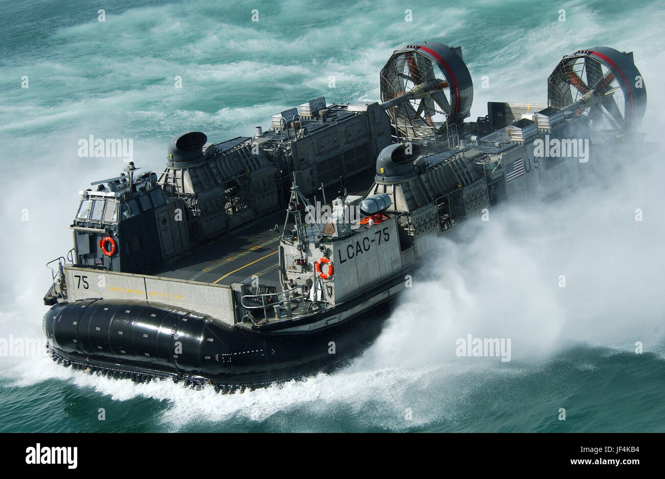 Ein US Navy Landungsboote Luftpolster-STERNS - Kicks up Spray wie es auf dem Marinestützpunkt Kuwait von der amphibischen leitet dock Landungsschiff USS Harpers Ferry (LSD-49). DoD-Foto von Petty Officer 1st Class Richard J. Brunson, US Navy. Stockfoto