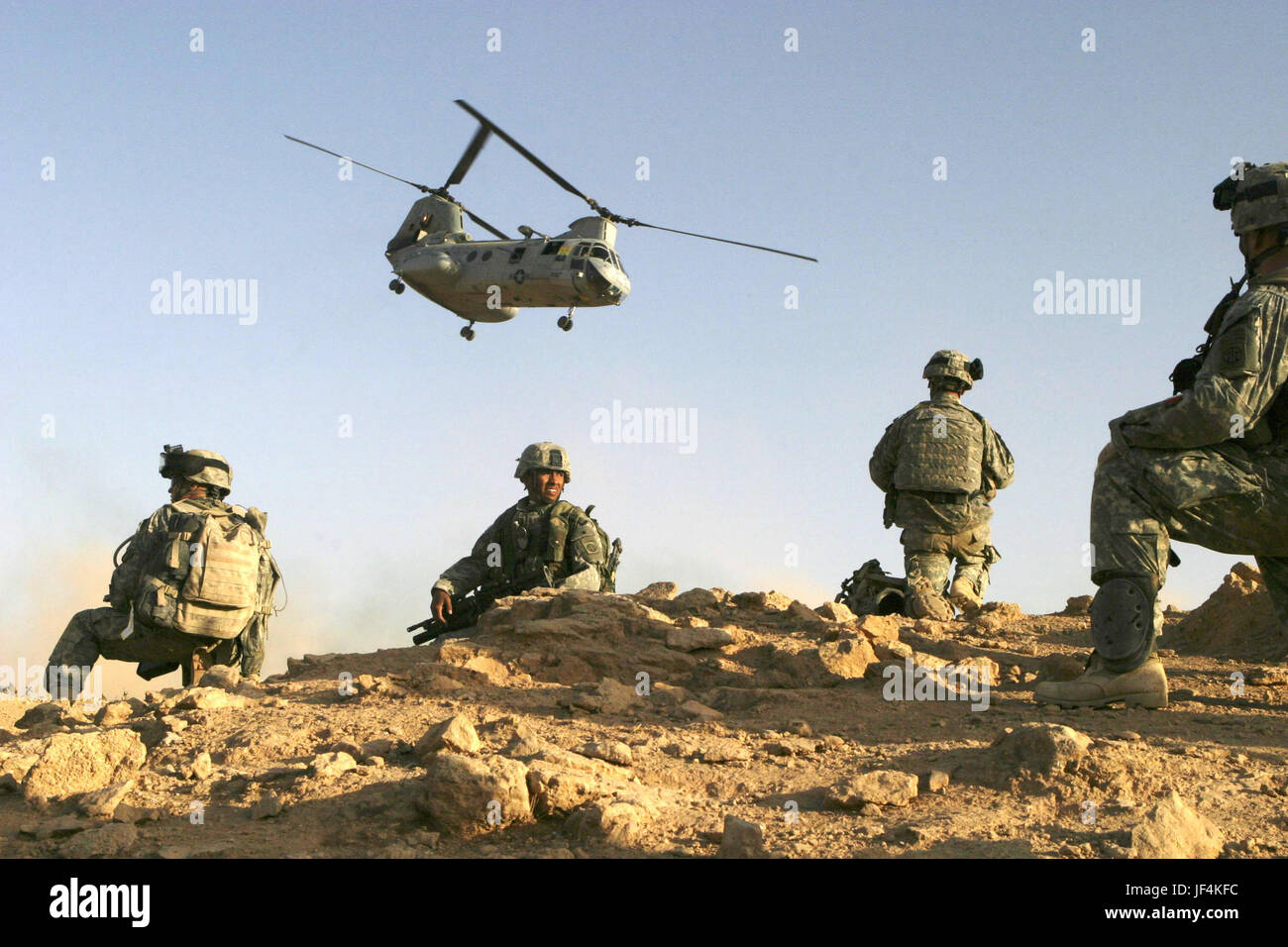 050921-M-8530M-011 U.S. Army Soldaten richten Sie eine Sicherheitszone nach der Landung in der Wüste zu Beginn einer Operation in Baghdaddi, Irak, am 21. September 2005.  Die Soldaten führen Aufstandsbekämpfung mit irakischen Sicherheitskräfte, ein sicheres Umfeld zu schaffen.  Die Soldaten sind Charlie Kompanie, 3. Bataillon, 504th Parachute Infantry Regiment zugewiesen.  DoD-Foto von Lance Cpl. Michael R. McMaugh, U.S. Marine Corps. (Freigegeben) Stockfoto