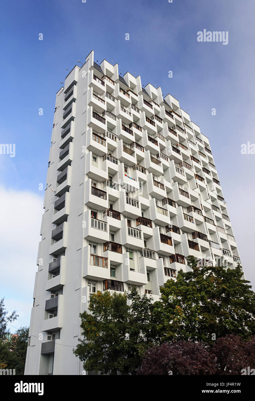 Multi-stöckiges weißes Wohnhaus Stockfoto