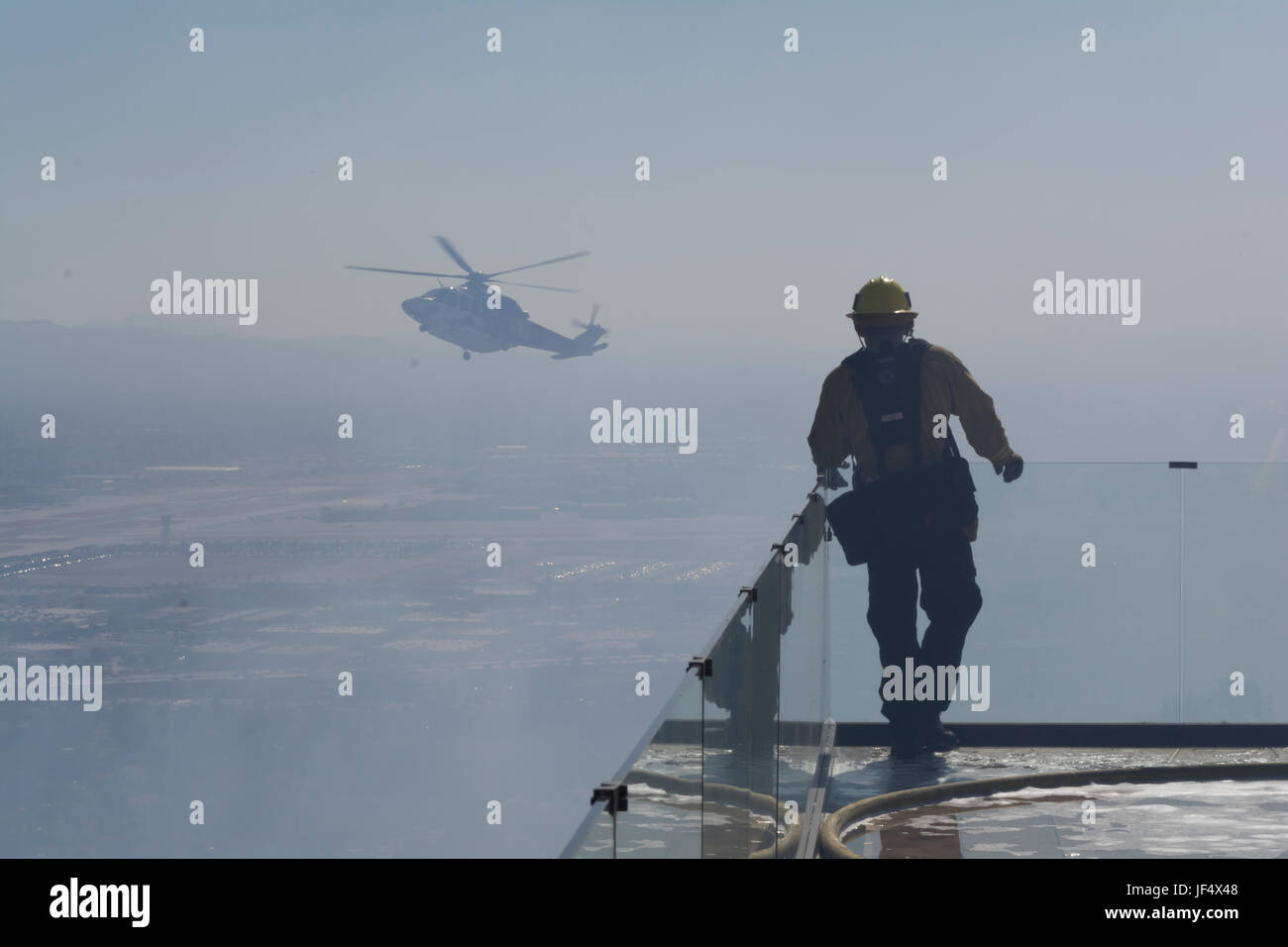 Burbank, CA, USA 28. Juni 2017 Buschfeuer auf einem Hügel in Burbank CA. Feuerwehrleute konnten alle Wohnungen Kredit sparen: Chester Brown/Alamy Live News Stockfoto