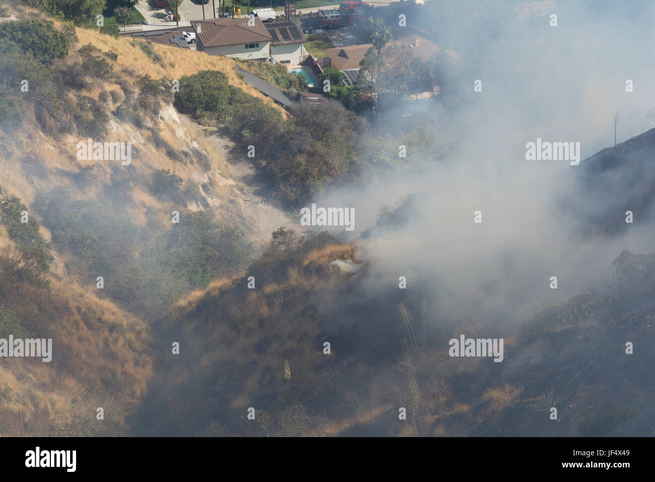 Burbank, CA, USA 28. Juni 2017 Buschfeuer auf einem Hügel in Burbank CA. Feuerwehrleute konnten alle Wohnungen Kredit sparen: Chester Brown/Alamy Live News Stockfoto