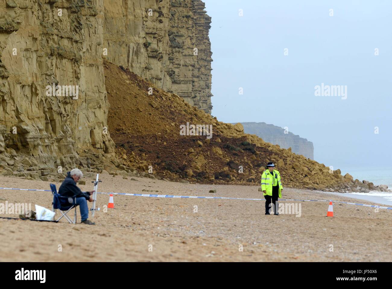 West Bay, Dorset, UK. 29. Juni 2017. Polizei in der Nähe East Beach und Klippenpfad nach einem massiven Felsen fallen in West Bay, Dorset, UK Credit: Finnbarr Webster/Alamy Live News Stockfoto