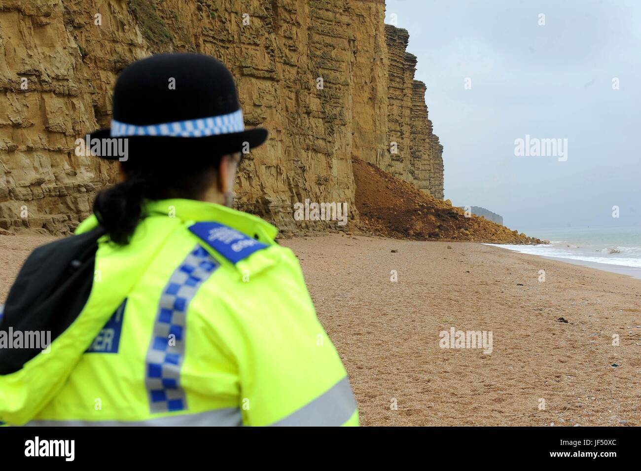 West Bay, Dorset, UK. 29. Juni 2017. Polizei in der Nähe East Beach und Klippenpfad nach einem massiven Felsen fallen in West Bay, Dorset, UK Credit: Finnbarr Webster/Alamy Live News Stockfoto