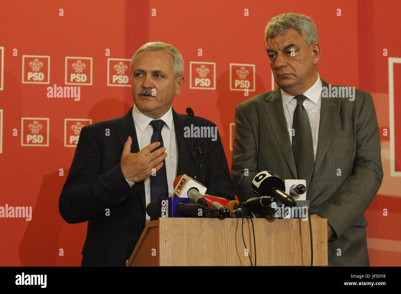 (170629)--Bukarest, 29. Juni 2017 (Xinhua)--Rumäniens bezeichnet Prime Minister Mihai Tudose (R) und sozialdemokratische Partei Führer Liviu Dragnea an einer Pressekonferenz auf die Liste der neuen Regierung in Bukarest, 28. Juni 2017 Enthüllung. (Xinhua/Cristel) (Zhf) Stockfoto