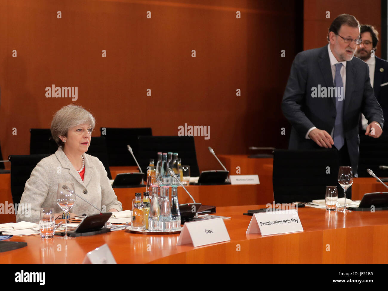 Der britische Premierminister Theresa May, links, und Spaniens Ministerpräsident Mariano Rajoy kommen für ein Treffen der europäischen Staats-und Regierungschefs auf dem kommenden G20-Gipfel im Kanzleramt in Berlin, Deutschland, Donnerstag, 29. Juni 2017. Foto: Markus Schreiber/AP-Pool/Dpa Stockfoto