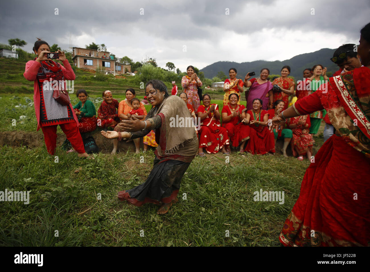Bhaktapur, Nepal. 29. Juni 2017. Bauern tanzen und singen um nationale Paddy Tages- und Ropai Festival in Bhaktapur, Nepal am Donnerstag, 29. Juni 2017 zu feiern. An diesem Tag auch bekannt als Asar Pandra Bauern Pflanzen Reis und feiern Sie den Tag mit schlammigen Wasser-Aktivitäten, der markiert den Beginn der Reis Getreide anpflanzen. Bildnachweis: Skanda Gautam/ZUMA Draht/Alamy Live-Nachrichten Stockfoto